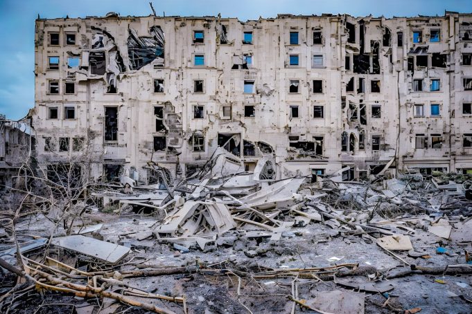 Central Russia Storm Injures 76, Kills 10; Rescue Operations Underway Rescue workers navigate flooded streets and debris after a severe storm hit central Russia, damaging buildings and infrastructure.