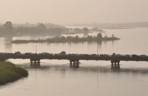 Niger River Boat Sinks, 100+ Missing in Nigeria Rescue workers search the Niger River near Mokwa for survivors after a wooden boat carrying 300 people sank.