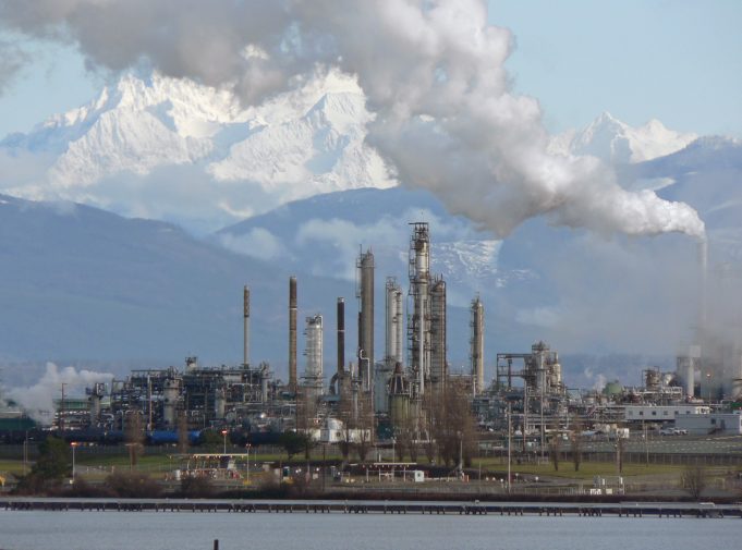 Smoke rises from an oil refinery complex in Bandar Abbas, Iran, after a fatal incident in September 2023.