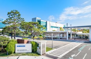 Samsung, LG Innotek Close Plants on COVID-19 Cases Workers in protective gear disinfecting a Samsung electronics factory floor in Gumi, South Korea, after a COVID-19 case was confirmed.