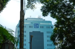 SVB Collapse Triggered by $21B Bond Sale A bank building with a sign reading Silicon Valley Bank, surrounded by financial charts showing declining bond values.