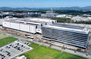 Japan Funds $338M TSMC Chip Plant to End Shortage TSMC and Japanese officials shake hands in Tokyo before signing a $338 million chip plant agreement.