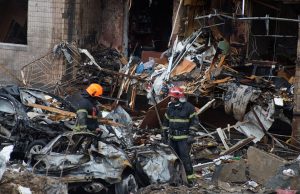 Indonesia 5.8 Quake Kills 1, Injures 2 in Yogyakarta Residents evacuate damaged homes after Friday’s 5.8 quake shook Yogyakarta’s Bambanglipuro district.